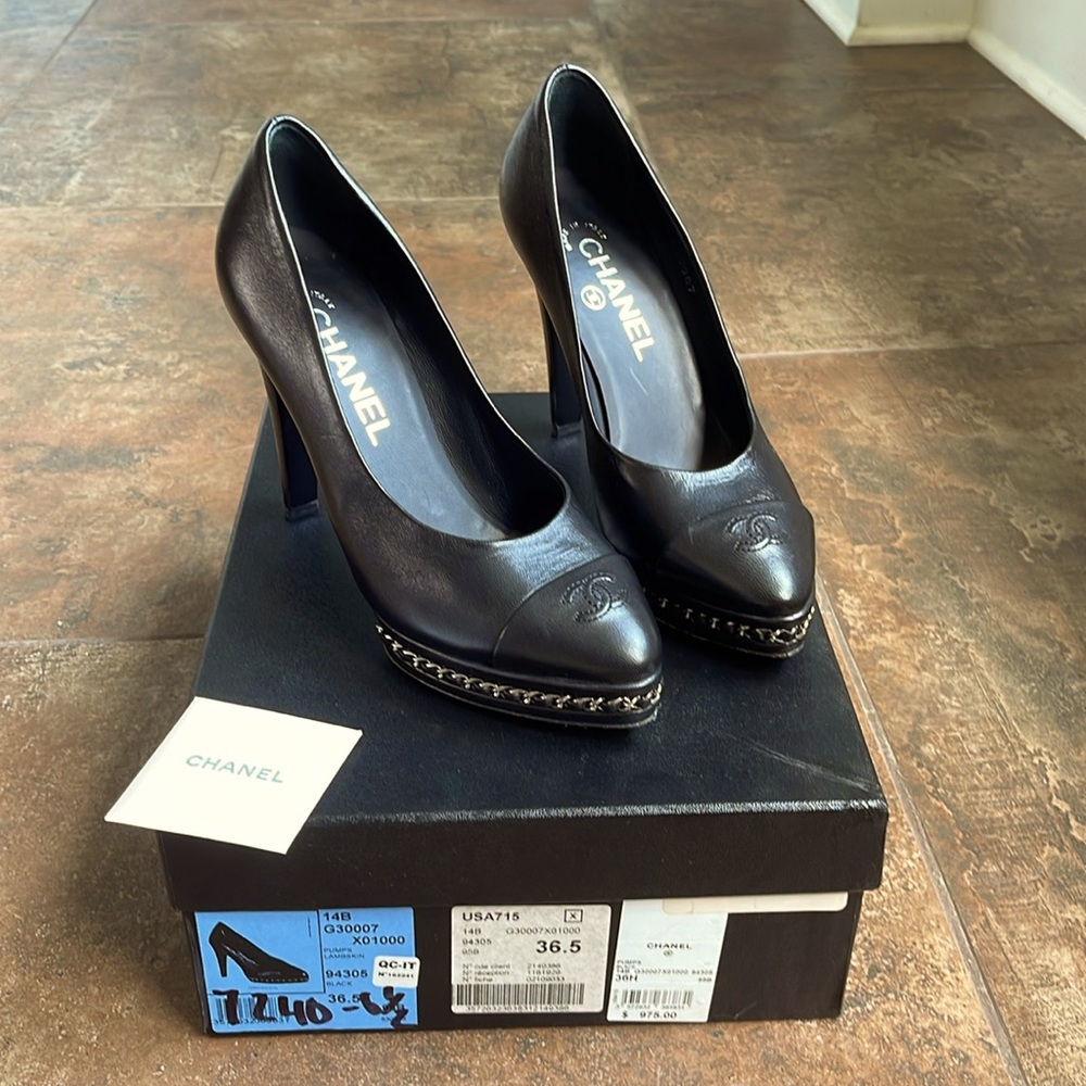 CHANEL black lambskin pumps